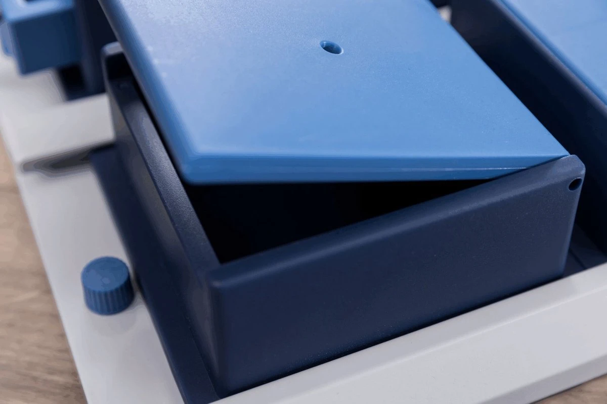 Trixie Dog Activity Poker Box 1 - 31X31 CM 14 Trixie Dog Activity Poker Box 1 - 31X31 CM - Afbeelding 12