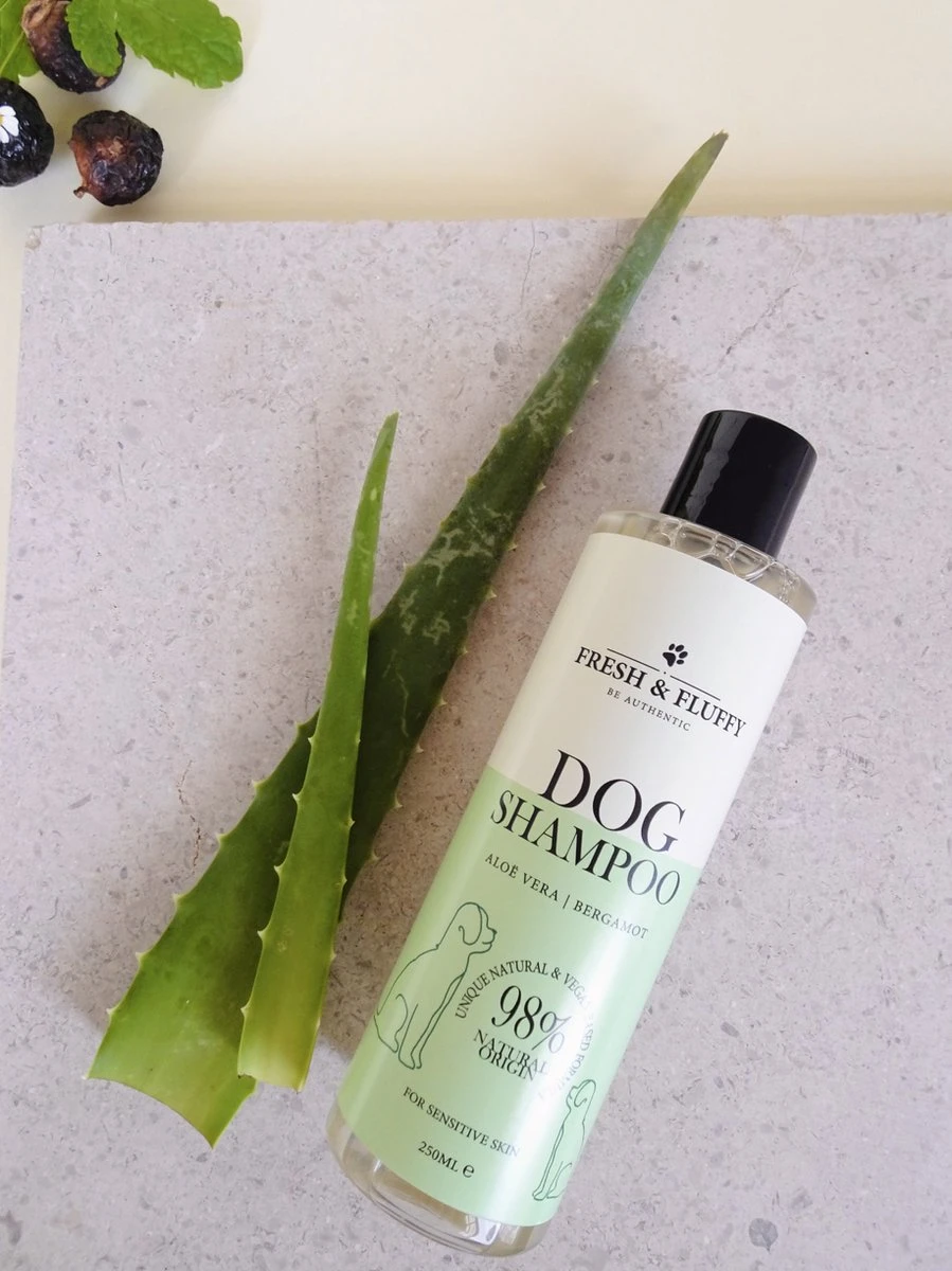 Fresh & Fluffy - Hondenshampoo Aloë Vera / Bergamot - Geschikt Voor Alle Hondenrassen - Natuurlijke & Vegan Voor De Gevoelige Huid - 250ml 4 Fresh & Fluffy - Hondenshampoo Aloë Vera / Bergamot - Geschikt Voor Alle Hondenrassen - Natuurlijke & Vegan Voor De Gevoelige Huid - 250ml - Afbeelding 2